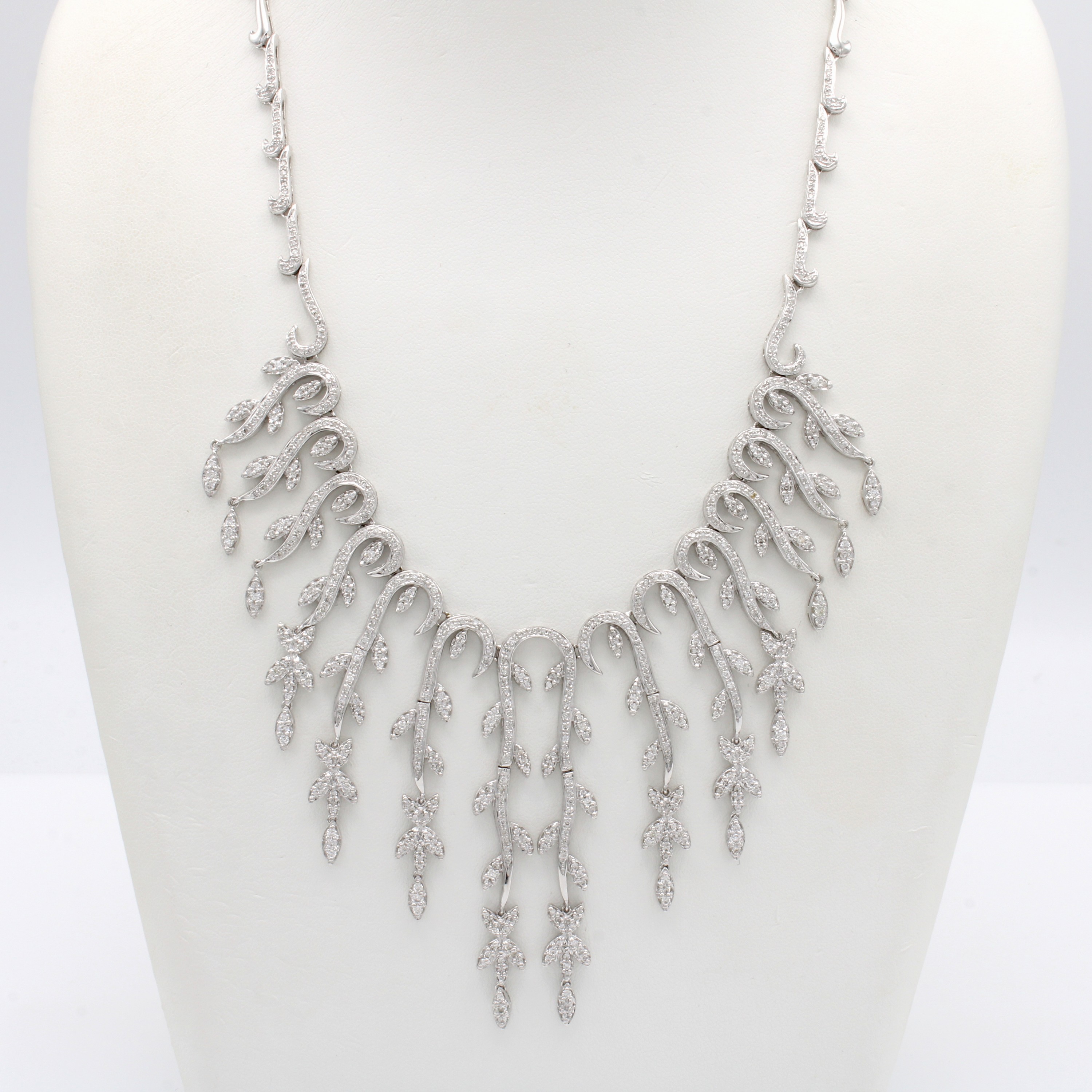 Image 27060424 - Collier mit Brillanten, WG 750/000, Blattranken als Abhängungen im Verlauf, bes. m. 650 ...