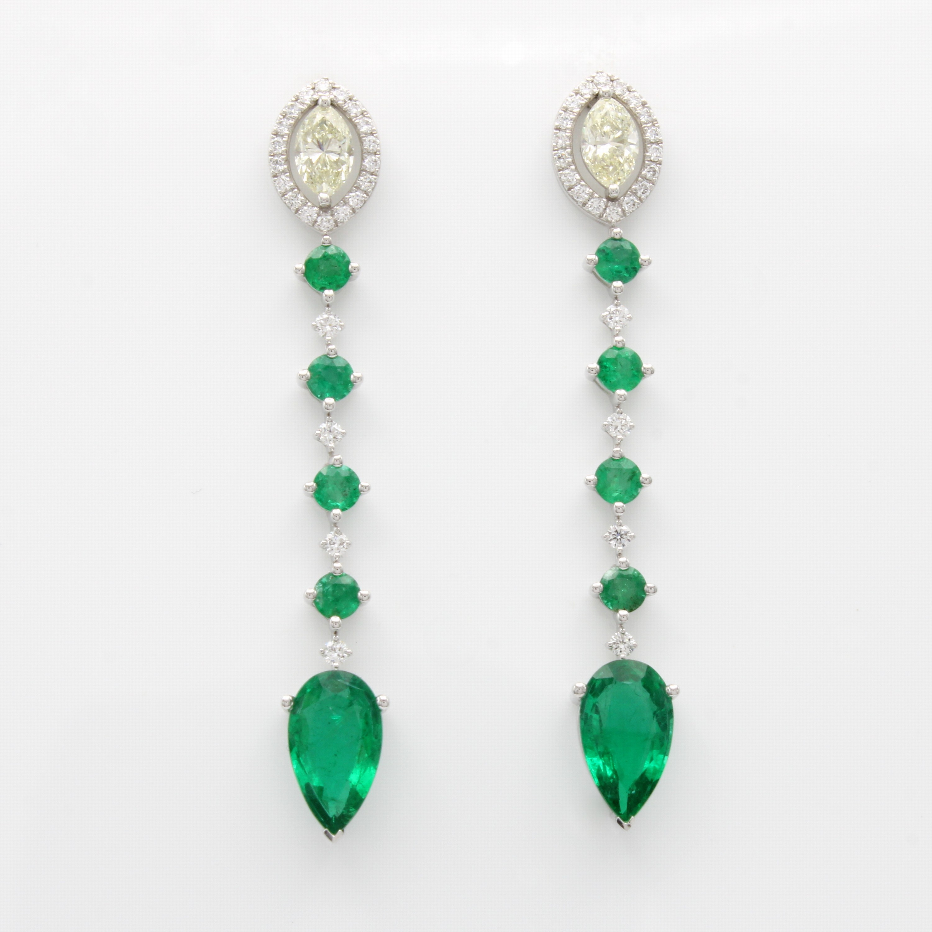 Image 27060463 - Paar Ohrstecker mit Brillanten, Diamanten und Smaragden, WG 750/000, 44 Brill. u. 2 ...