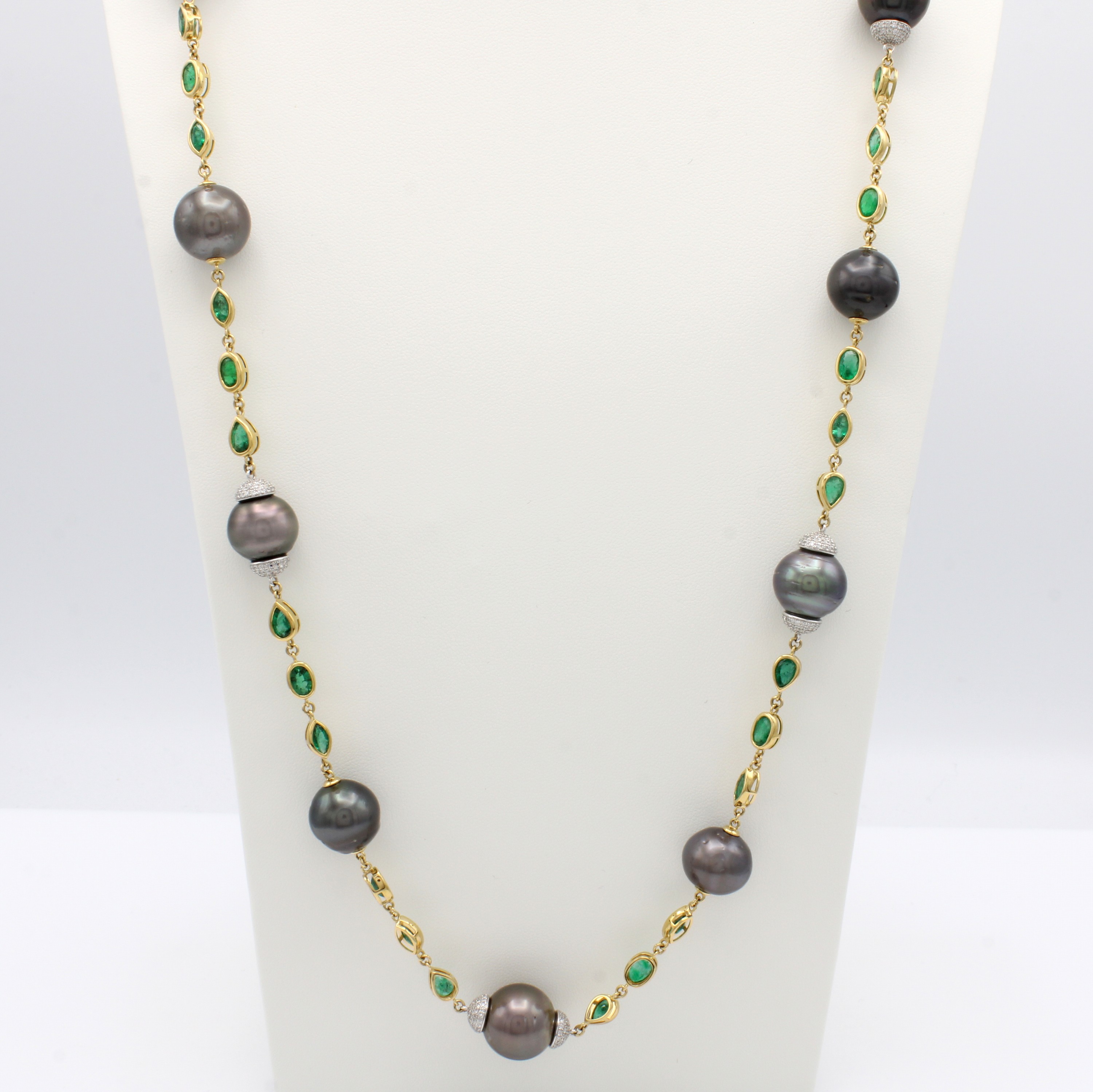 Image 27060464 - Lange Kette mit Smaragden, Brillanten und Tahitizuchtperlen, GG 750/000, 700 Brill. zus. ...