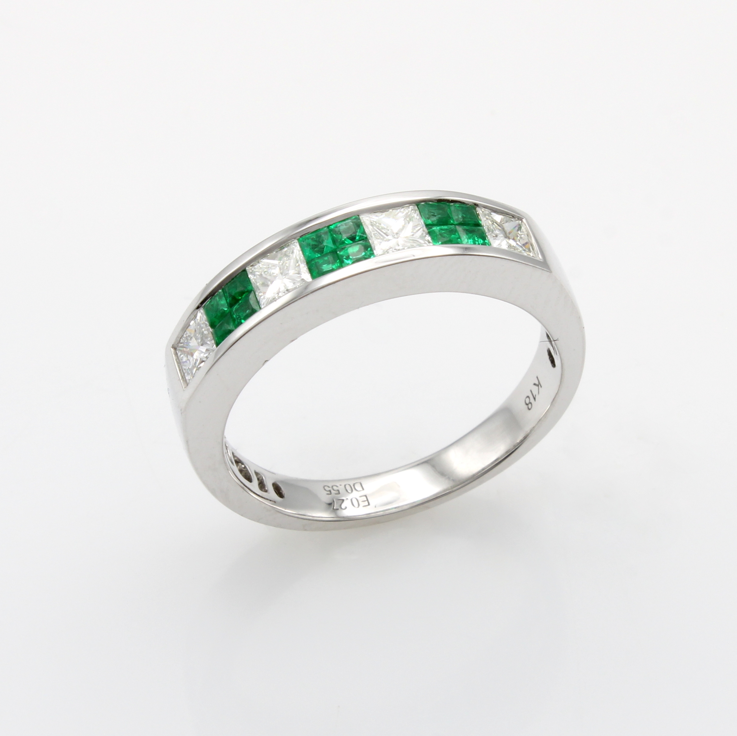 Image 27060465 - Ring mit Smaragden und Diamanten, WG 750/ 000, 4 Diam. zus. ca. 0.55 ct Weiß/vs, 12 ...