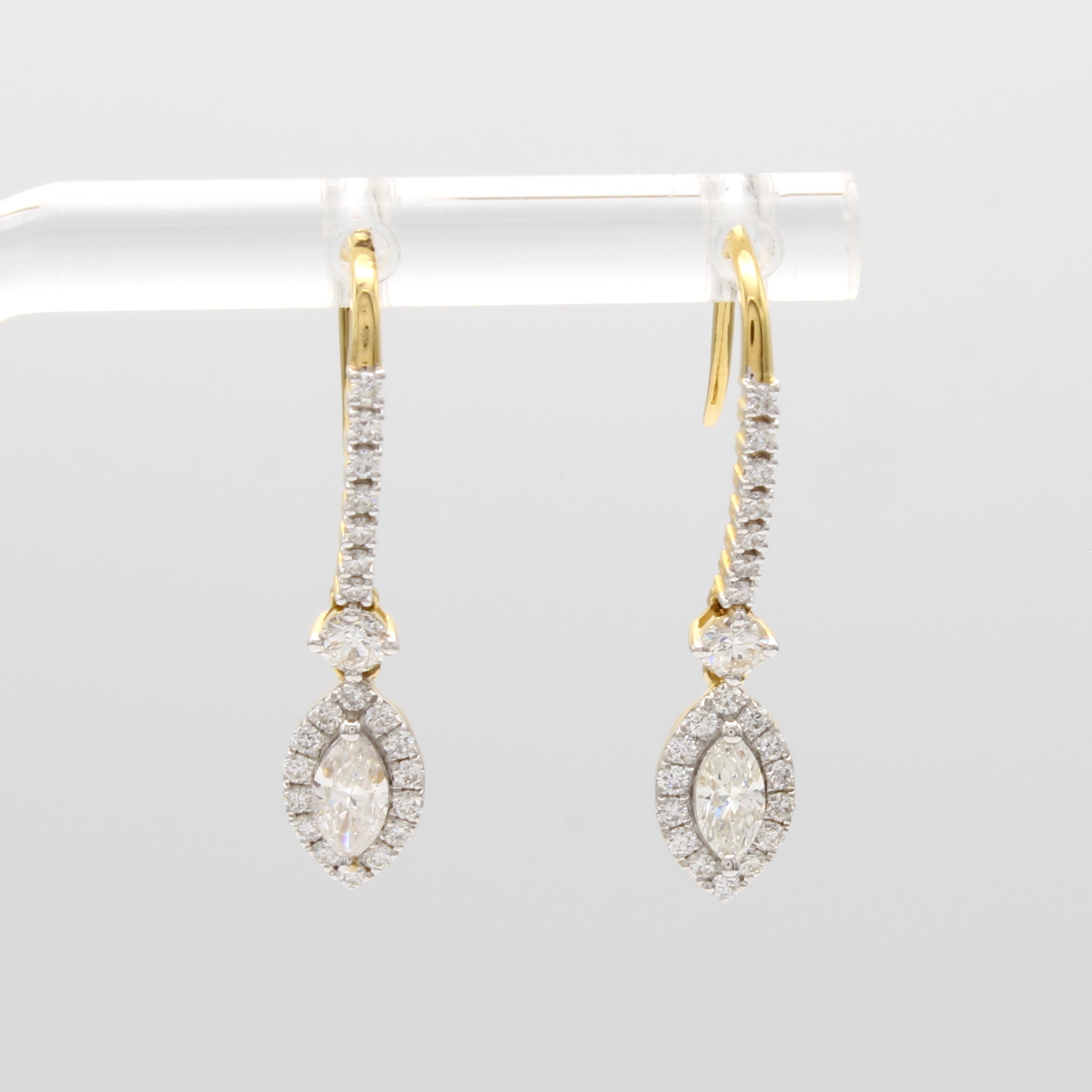 Image 27060467 - Paar Ohrhaken mit Diamanten und Brillanten, GG 750/000, 2 Diamantnavettes u. 44 Brill. ...