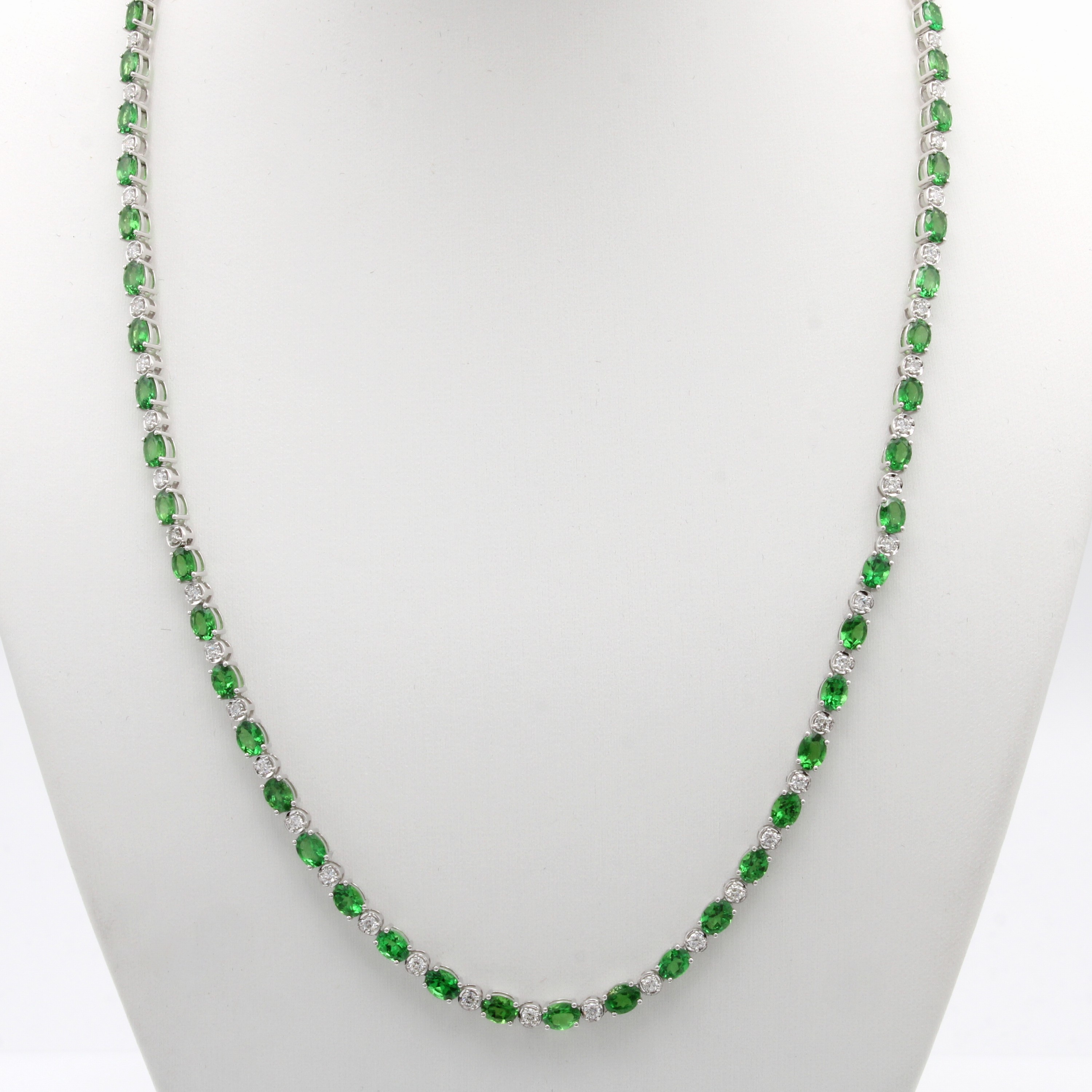 Image 27060474 - Collier mit Tsavoriten und Brillanten, WG 750/000, 60 ovale, fac. Tsavorite zus. ca. ...