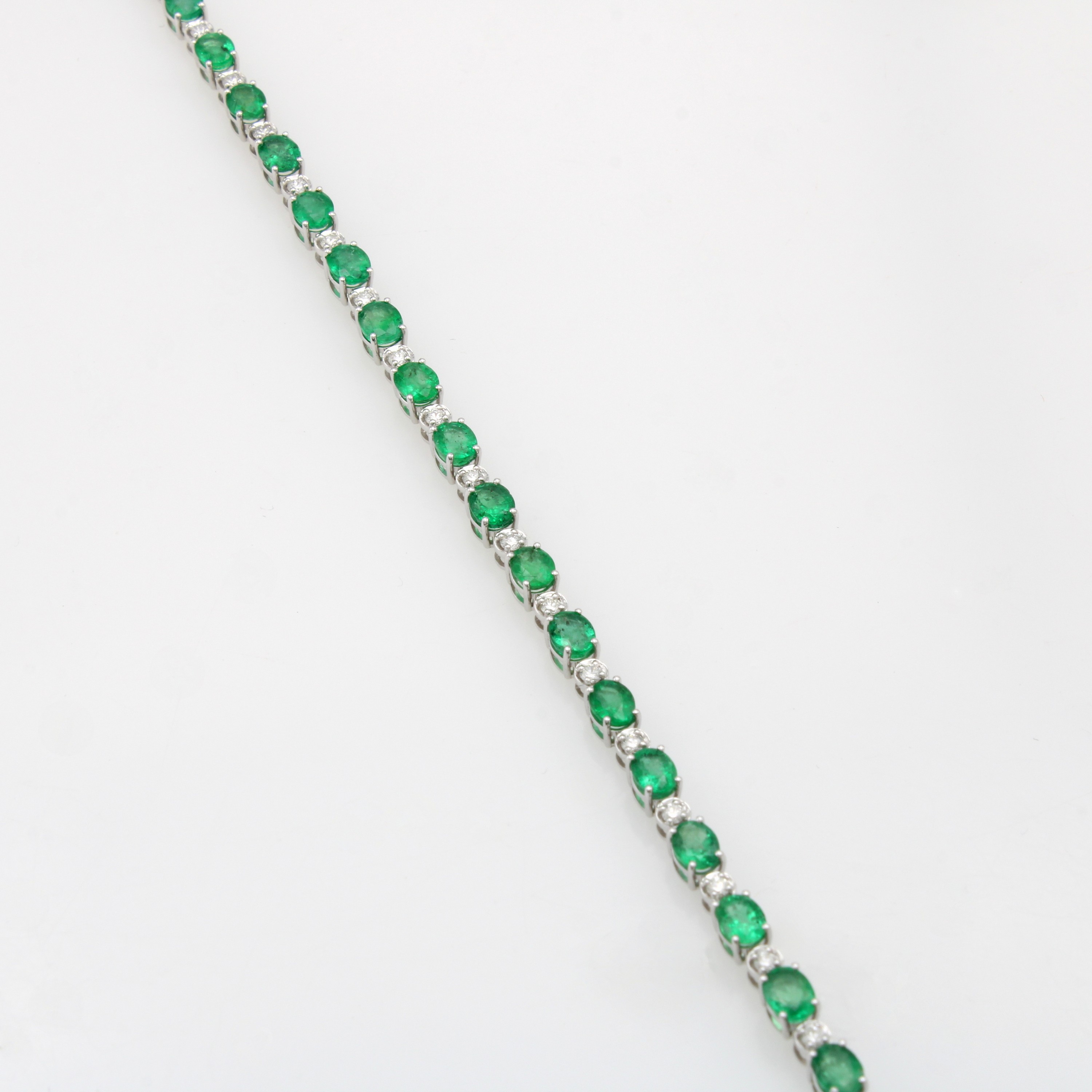 Image 27060475 - Armband mit Smaragden und Brillanten, WG 750/000, 23 ovale, fac. Smaragde zus. ca. ...