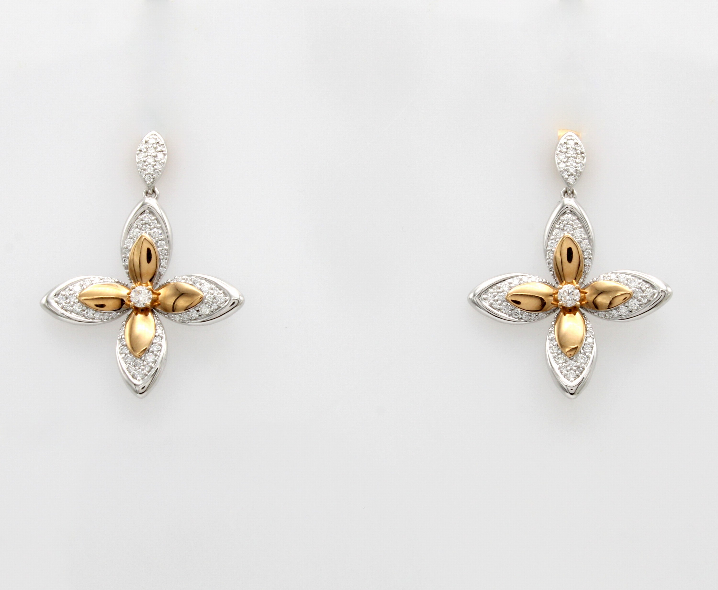Image 27060478 - Paar Ohrstecker ´Blüten´ mit Brillanten, RG/WG 750/000, Blüten bes. m. insgesamt 140 ...