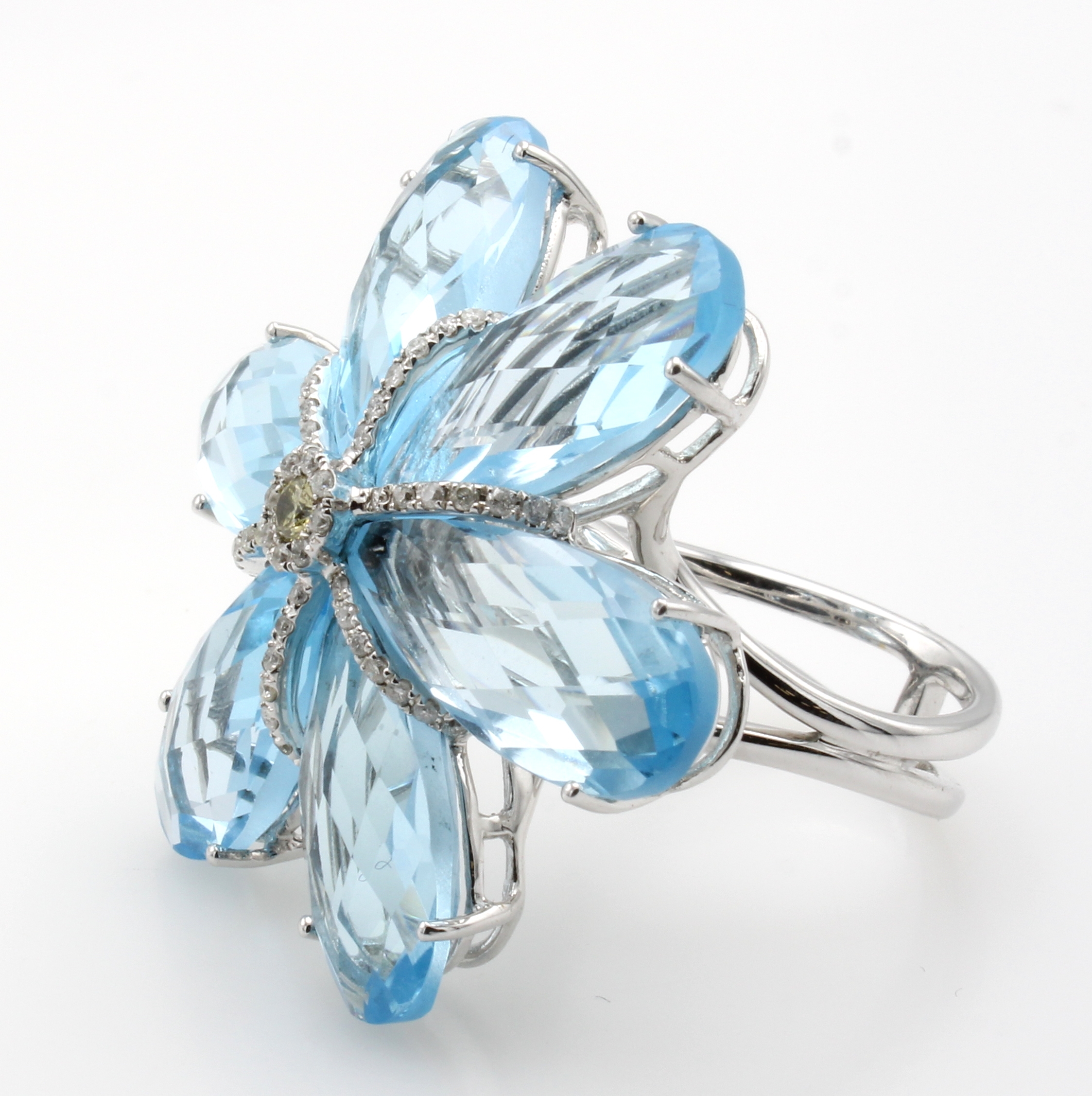 Image 27060496 - Blütenring mit Blautopasen und Brillanten, WG 750/000, 50 Brill. zus. ca. 0.32 ct ...