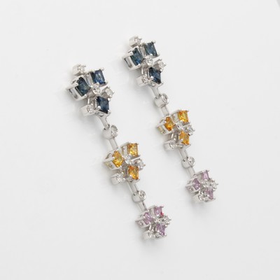 27060418a - Paar Ohrstecker mit Farbsteinen und Brillanten, WG 750/000, 24 Brill. zus. ca. 0.60 ct ...