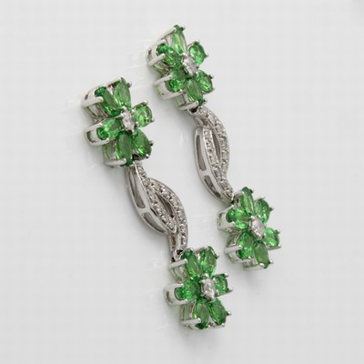 27060421a - Paar Ohrstecker mit Tsavoriten und Brillanten, WG 750/000, 4 Blüten bes. mit ovalen, ...
