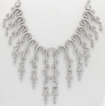 27060424a - Collier mit Brillanten, WG 750/000, Blattranken als Abhängungen im Verlauf, bes. m. 650 ...