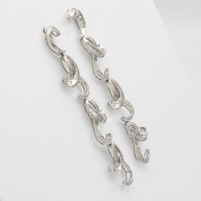 27060430a - Paar Ohrgehänge mit Diamanten und Brillanten, WG 750/000, verschlungene, verspielte ...