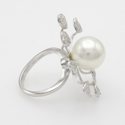 27060432a - Ausgefallener Ring mit Südseeperle und Brillanten, WG 750/000, weiße Perle ca. 12 mm, ...