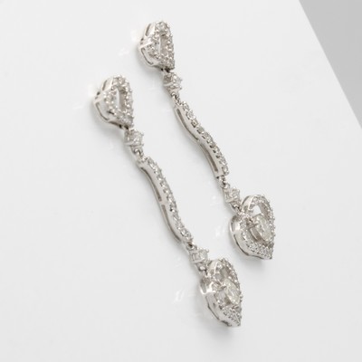 27060436a - Paar Ohrstecker mit Diamanten und Brillanten, WG 750/000, bewegl. gearb., herz- u. ...