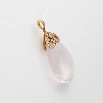 27060448a - Anhänger mit Rosenquarz und Brillanten, RG 750/000, fac. Rosenquarztropfen ca. 30.94 ...