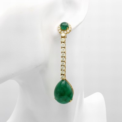 27060452b - Paar Ohrgehänge mit Brillanten und Smaragden, GG 750/000, 4 Smaragde zus. ca. 77.98 ...
