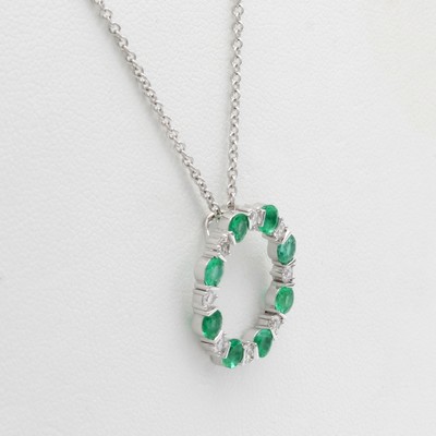 27060456a - Anhänger mit Brillanten und Smaragden an Kette, WG 750/000, 8 Brill. zus. ca. 0.27 ct ...