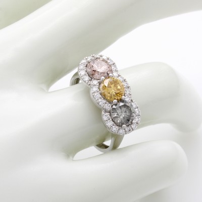 27060462a - Ring mit Brillanten, WG 750/000, 3 Solitäre fancy color/si-p u. 30 Besatzbrill. zus. ...