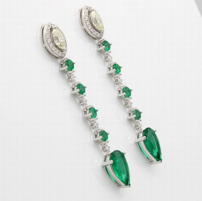 27060463a - Paar Ohrstecker mit Brillanten, Diamanten und Smaragden, WG 750/000, 44 Brill. u. 2 ...