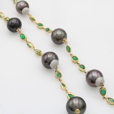 27060464a - Lange Kette mit Smaragden, Brillanten und Tahitizuchtperlen, GG 750/000, 700 Brill. zus. ...