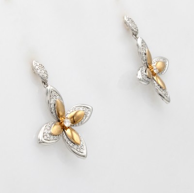 27060478a - Paar Ohrstecker ´Blüten´ mit Brillanten, RG/WG 750/000, Blüten bes. m. insgesamt 140 ...