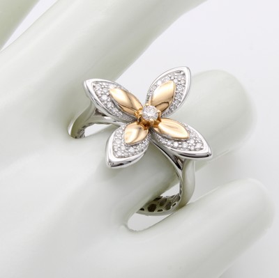 27060480a - Ring ´Blüte´ mit Brillanten, RG/WG 750/000, Blüte bes. m. 49 Brill. zus. ca. 0.27 ct ...