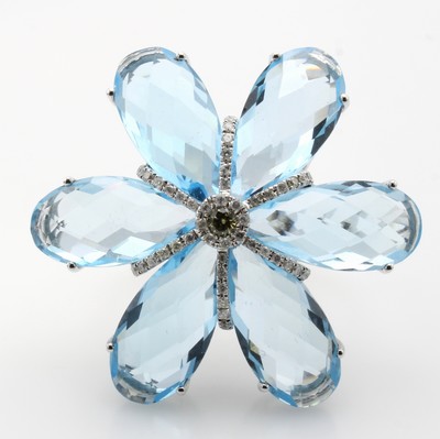 27060496a - Blütenring mit Blautopasen und Brillanten, WG 750/000, 50 Brill. zus. ca. 0.32 ct ...