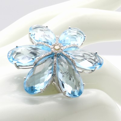 27060496b - Blütenring mit Blautopasen und Brillanten, WG 750/000, 50 Brill. zus. ca. 0.32 ct ...