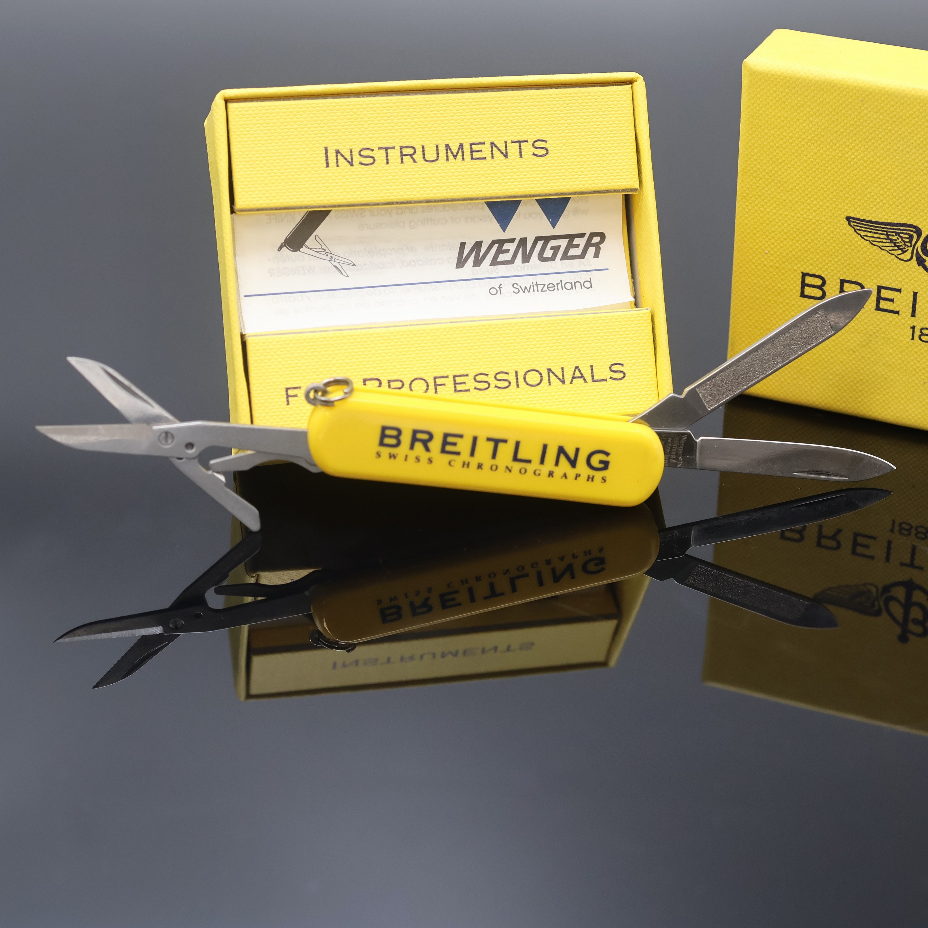 Detail a: BREITLING / WENGER Multifunktions- Taschenmesser in original Breitling Box, mit Messer, Schere und Feile, aus Sammlungsauflösung