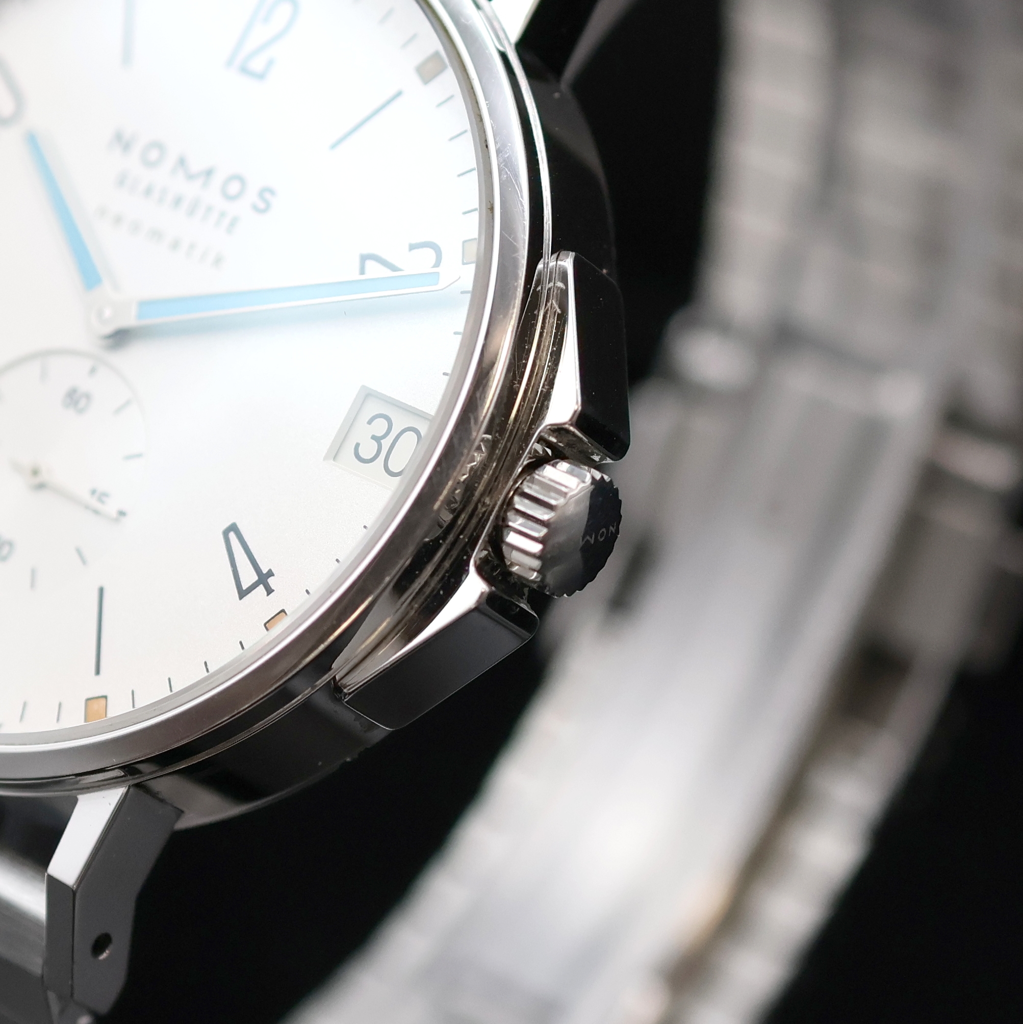 Detail c: NOMOS Tangente Herrenarmbanduhr Sport Neomatik 42 Referenz 580, Deutschland um 2020, Automatik, beids. vergl. Edelstahlgeh. inkl. Gliederband m. ...