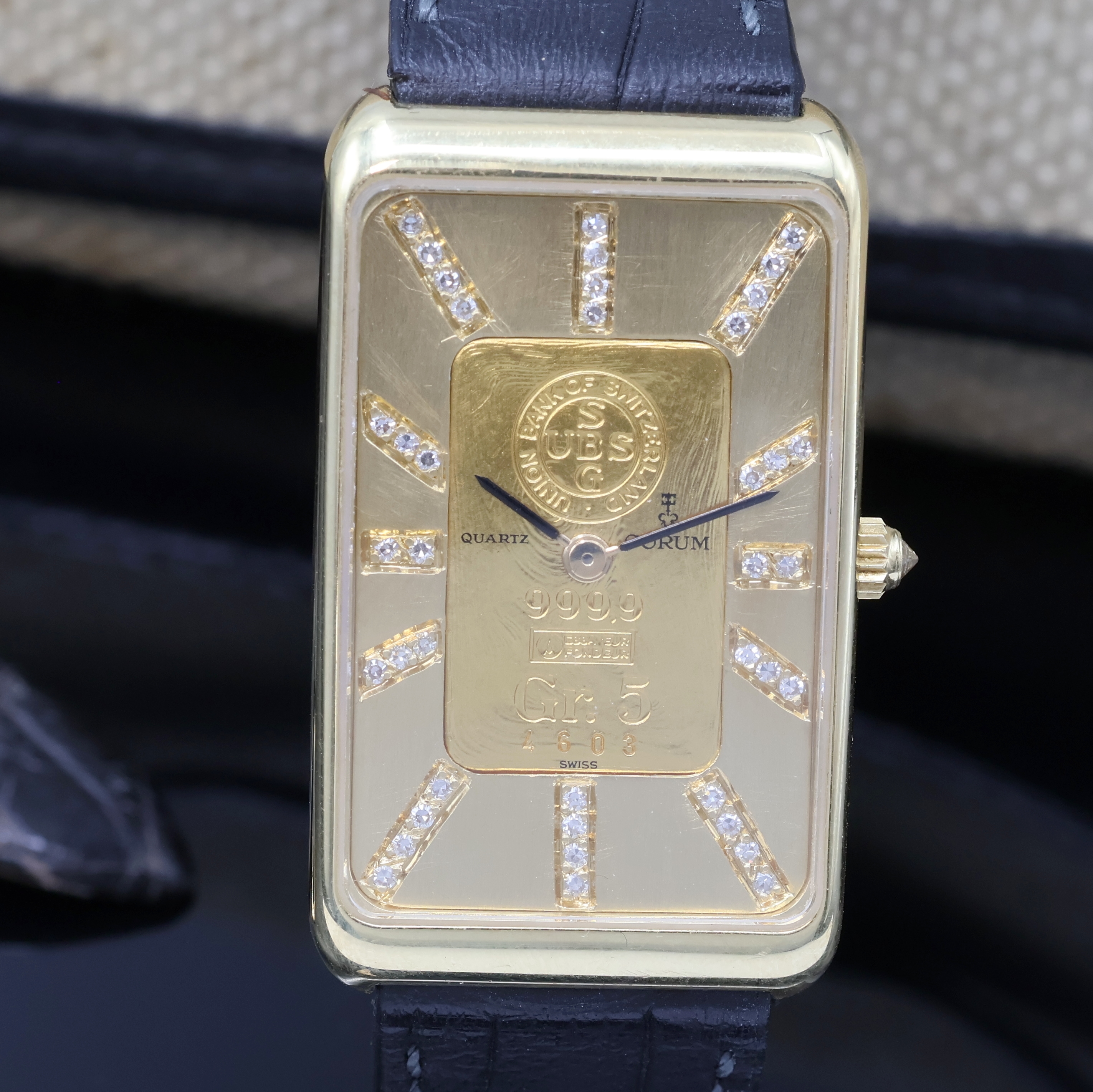 Detail a: CORUM Armbanduhr in Form eines 5 Gramm Goldbarrens Referenz 44464, Schweiz 1980er Jahre, quarz, Geh. in GG 750/000 inkl. neutr. Lederband m. verg. ...
