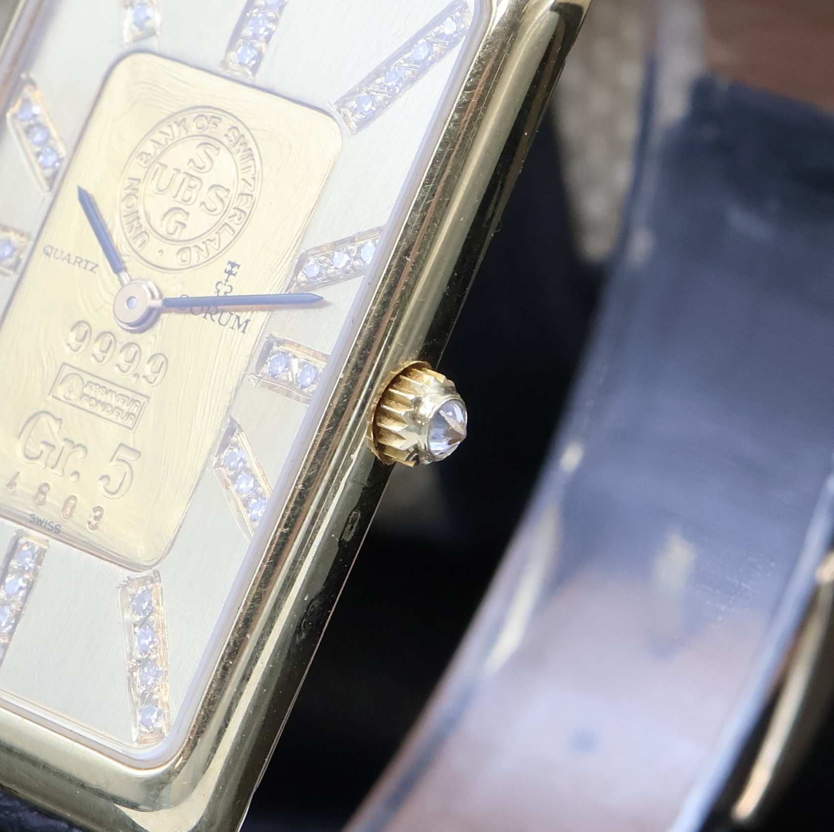 Detail b: CORUM Armbanduhr in Form eines 5 Gramm Goldbarrens Referenz 44464, Schweiz 1980er Jahre, quarz, Geh. in GG 750/000 inkl. neutr. Lederband m. verg. ...