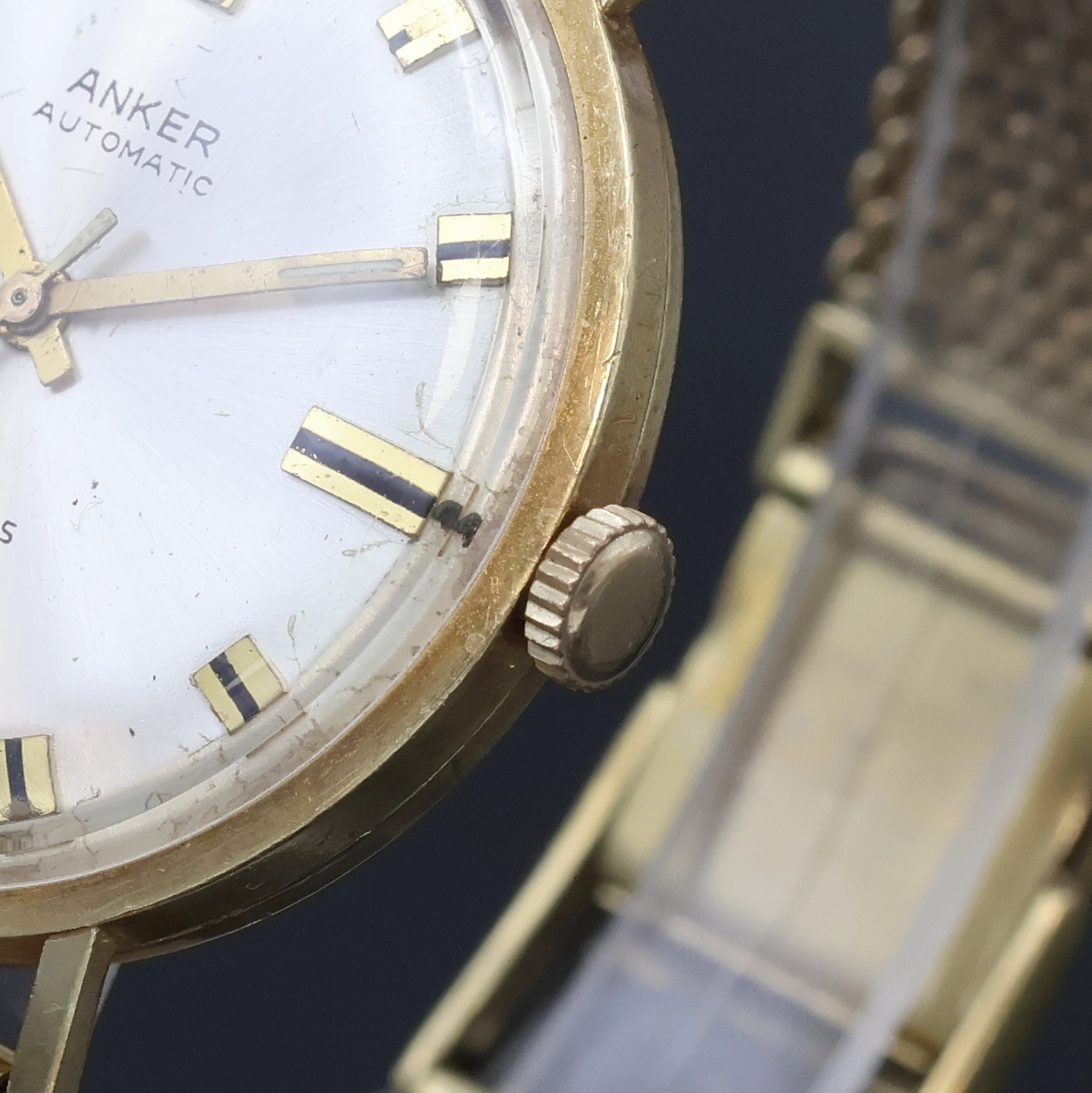 Detail b: ANKER Armbanduhr in GG 585/000 an GG 333/000 Band, Schweiz um 1965, Automatik, Boden aufgedr., silb. Zifferbl. m. aufges. Std.- Ind., gold. ...