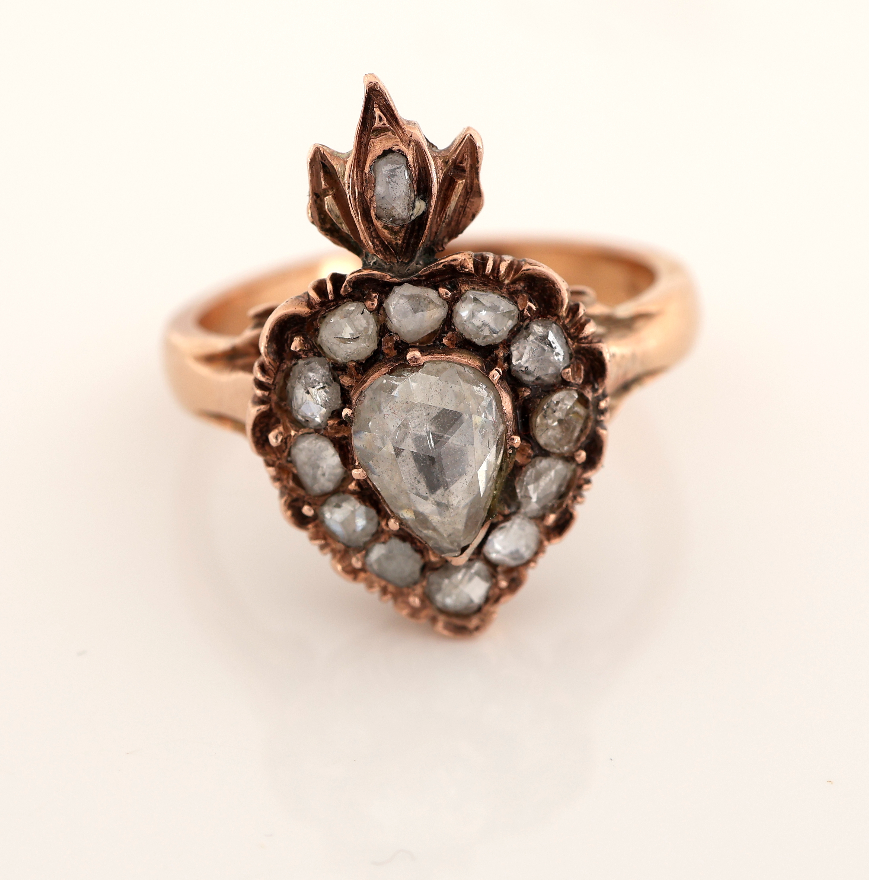 Detail a: 8 kt Gold Diamant-Ring, um 1870-80, GG 333/000 gepr., Ringkopf stil. Krone, tropfenf.Diamantrose ca. 0.45 ct, 13 Diamantrosen zus. ca. 0.50 ct, RW ...