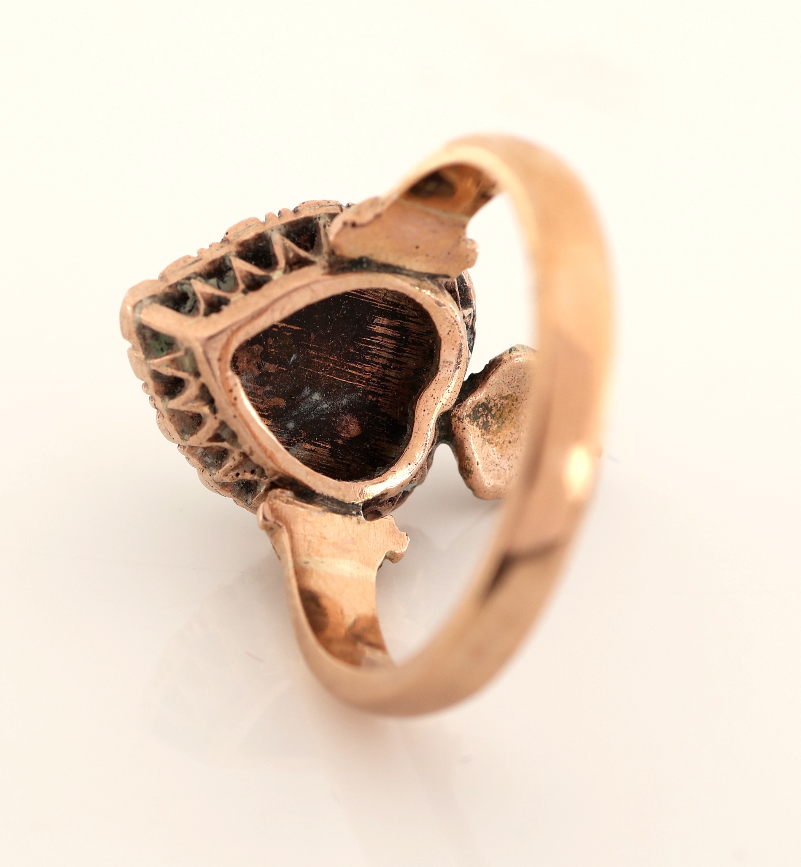 Detail b: 8 kt Gold Diamant-Ring, um 1870-80, GG 333/000 gepr., Ringkopf stil. Krone, tropfenf.Diamantrose ca. 0.45 ct, 13 Diamantrosen zus. ca. 0.50 ct, RW ...