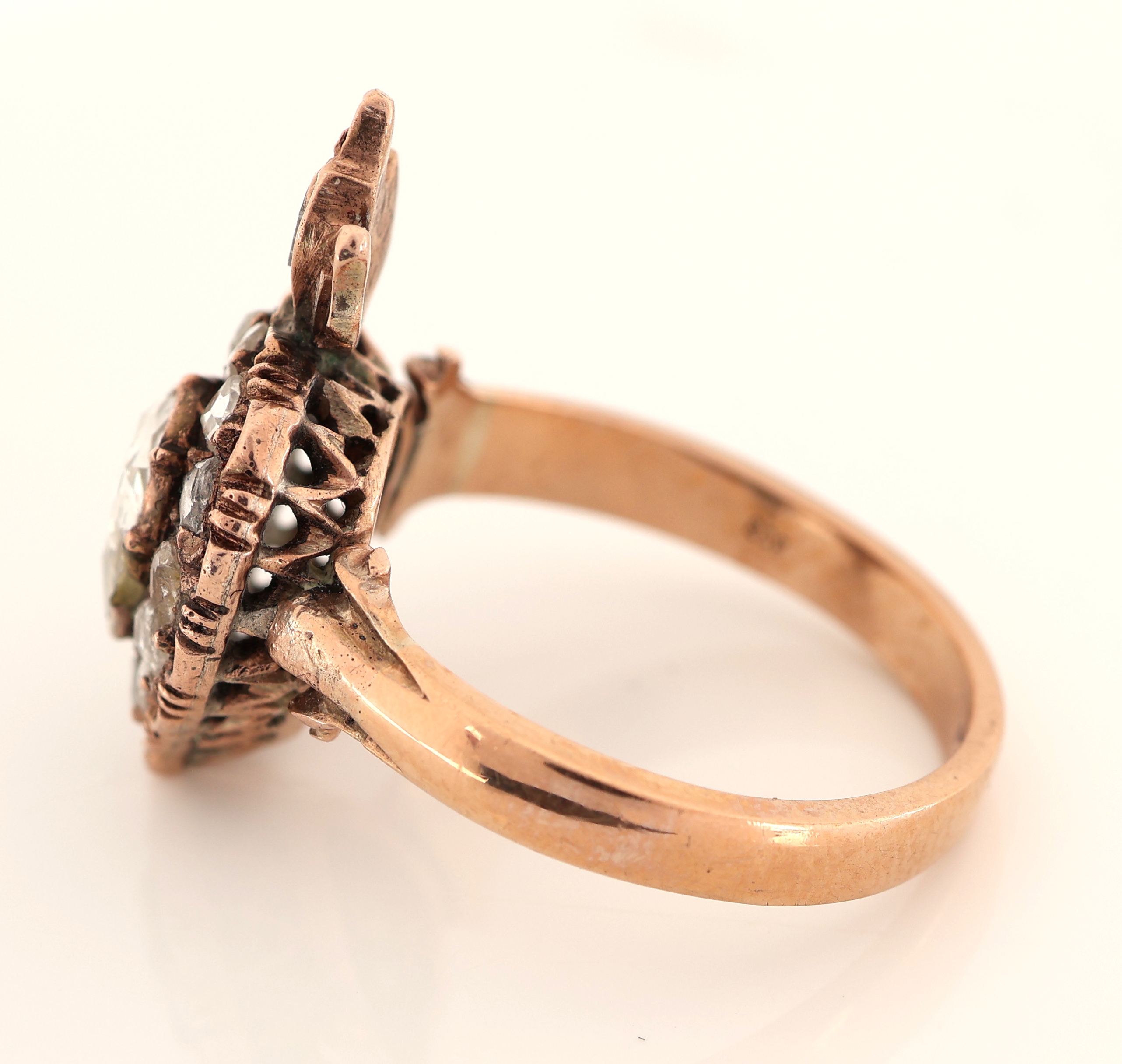 Detail c: 8 kt Gold Diamant-Ring, um 1870-80, GG 333/000 gepr., Ringkopf stil. Krone, tropfenf.Diamantrose ca. 0.45 ct, 13 Diamantrosen zus. ca. 0.50 ct, RW ...