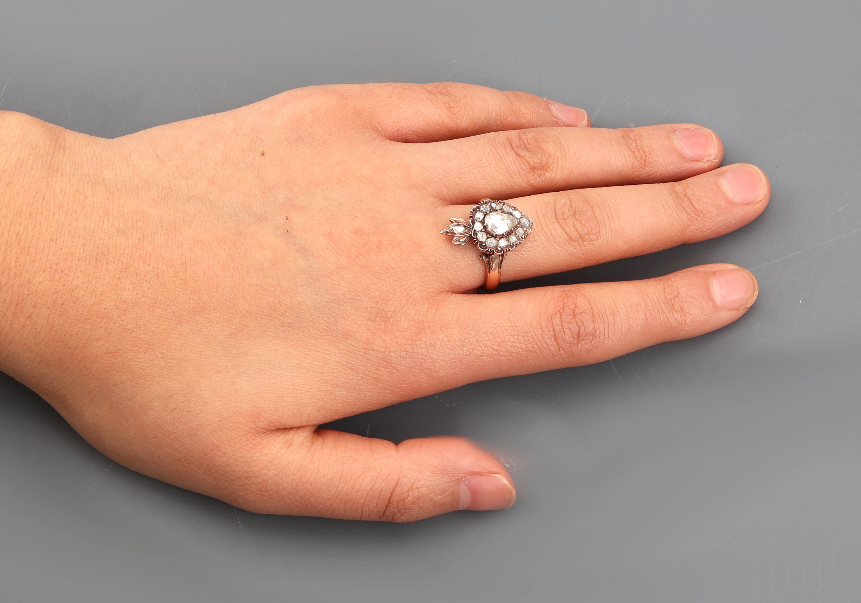 Detail d: 8 kt Gold Diamant-Ring, um 1870-80, GG 333/000 gepr., Ringkopf stil. Krone, tropfenf.Diamantrose ca. 0.45 ct, 13 Diamantrosen zus. ca. 0.50 ct, RW ...