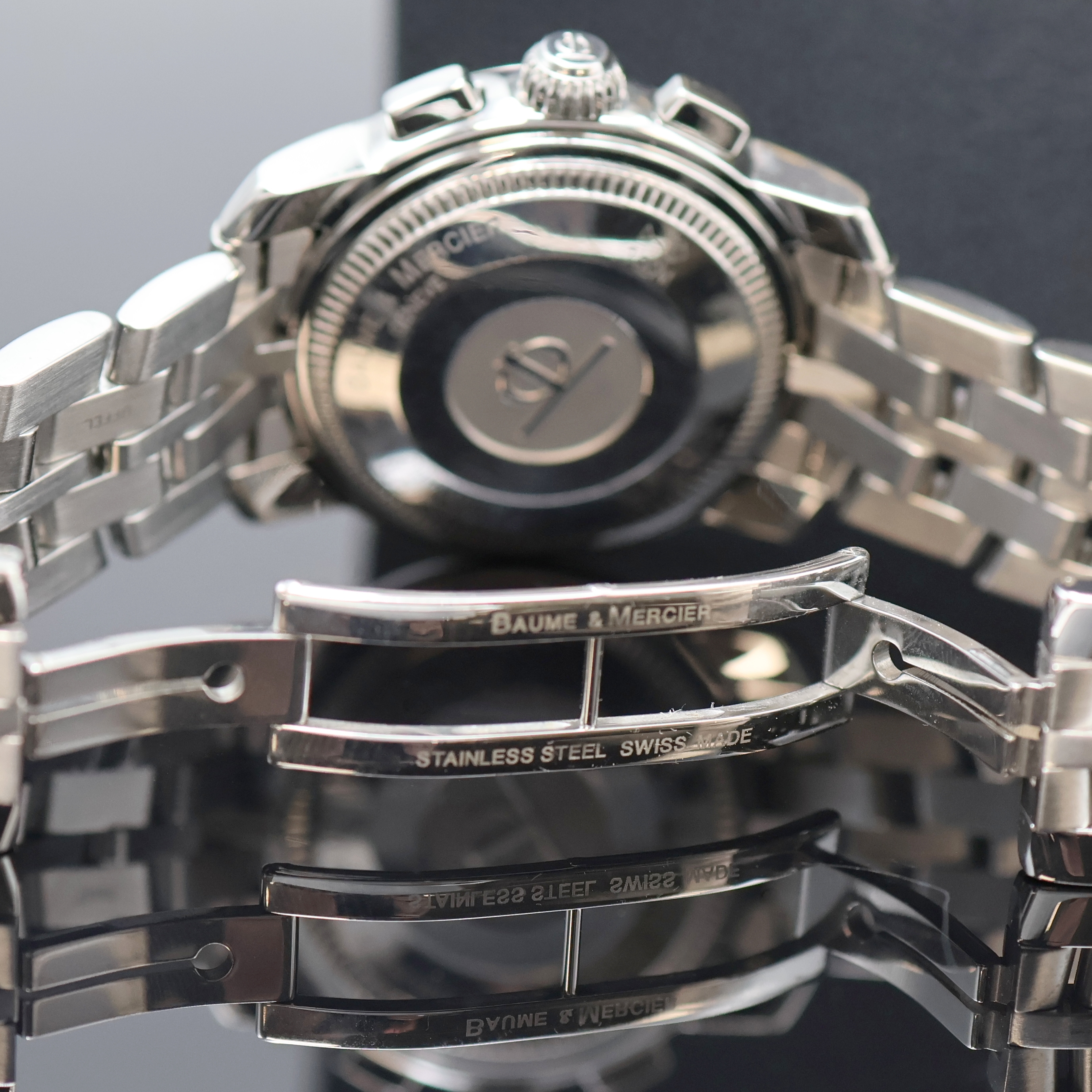 Detail d: BAUME & MERCIER Capeland Armbandchronograph in Stahl Referenz MV045216, Schweiz um 2000, Automatik, Boden u. Krone verschr., orig. Gliederband m. ...