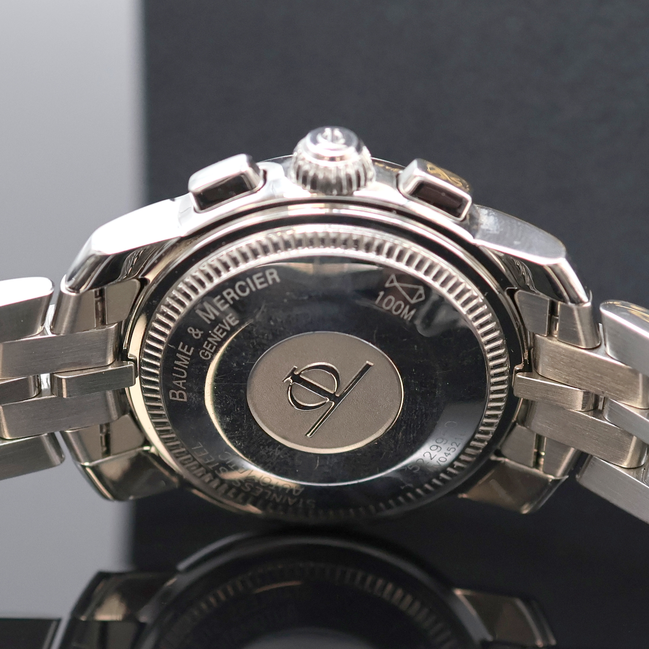 Detail e: BAUME & MERCIER Capeland Armbandchronograph in Stahl Referenz MV045216, Schweiz um 2000, Automatik, Boden u. Krone verschr., orig. Gliederband m. ...