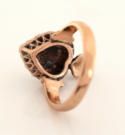 27060637b - 8 kt Gold Diamant-Ring, um 1870-80, GG 333/000 gepr., Ringkopf stil. Krone, ...