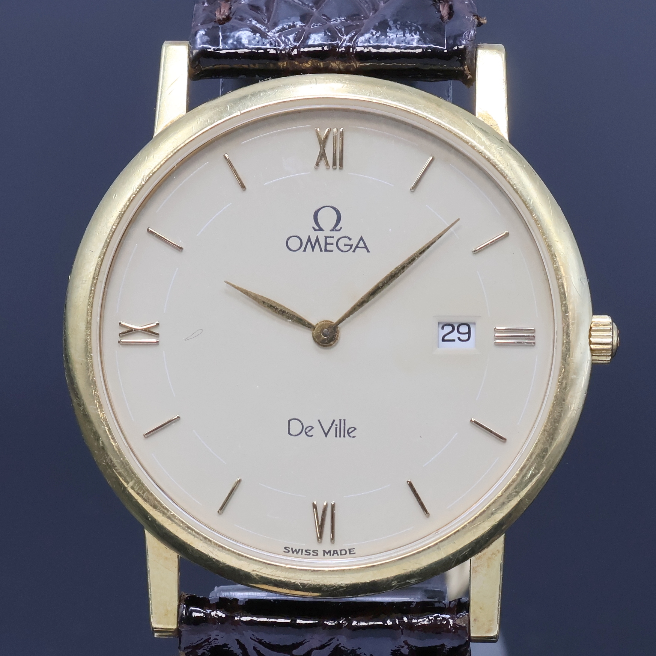 Detail a: OMEGA De Ville Armbanduhr in GG 750/000 Referenz 196.2379, Schweiz um 1990, quarz, Boden aufgedr., cremefarb. Zifferbl. m. gold. Std.-Ind. u. röm. ...