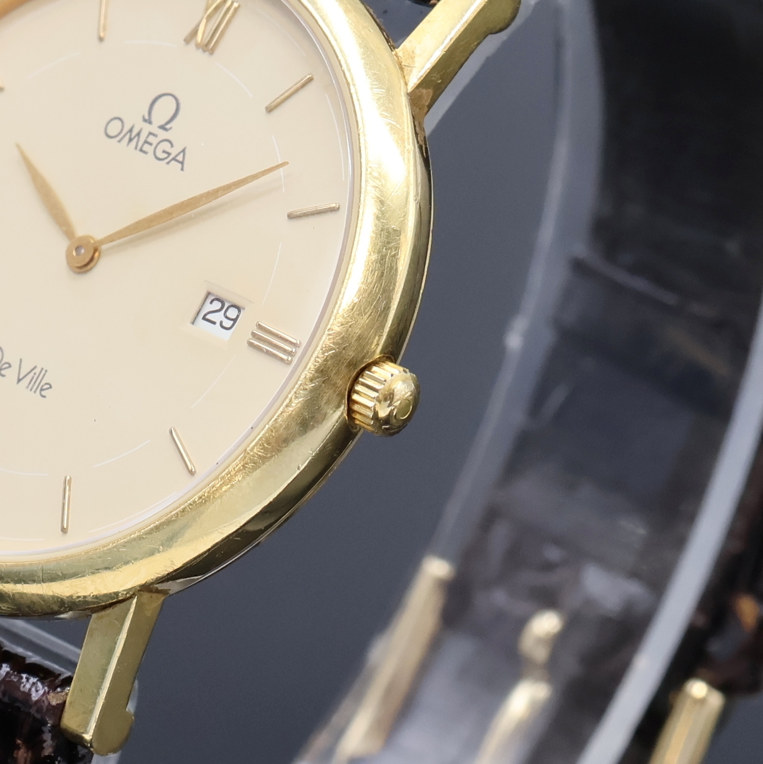Detail b: OMEGA De Ville Armbanduhr in GG 750/000 Referenz 196.2379, Schweiz um 1990, quarz, Boden aufgedr., cremefarb. Zifferbl. m. gold. Std.-Ind. u. röm. ...