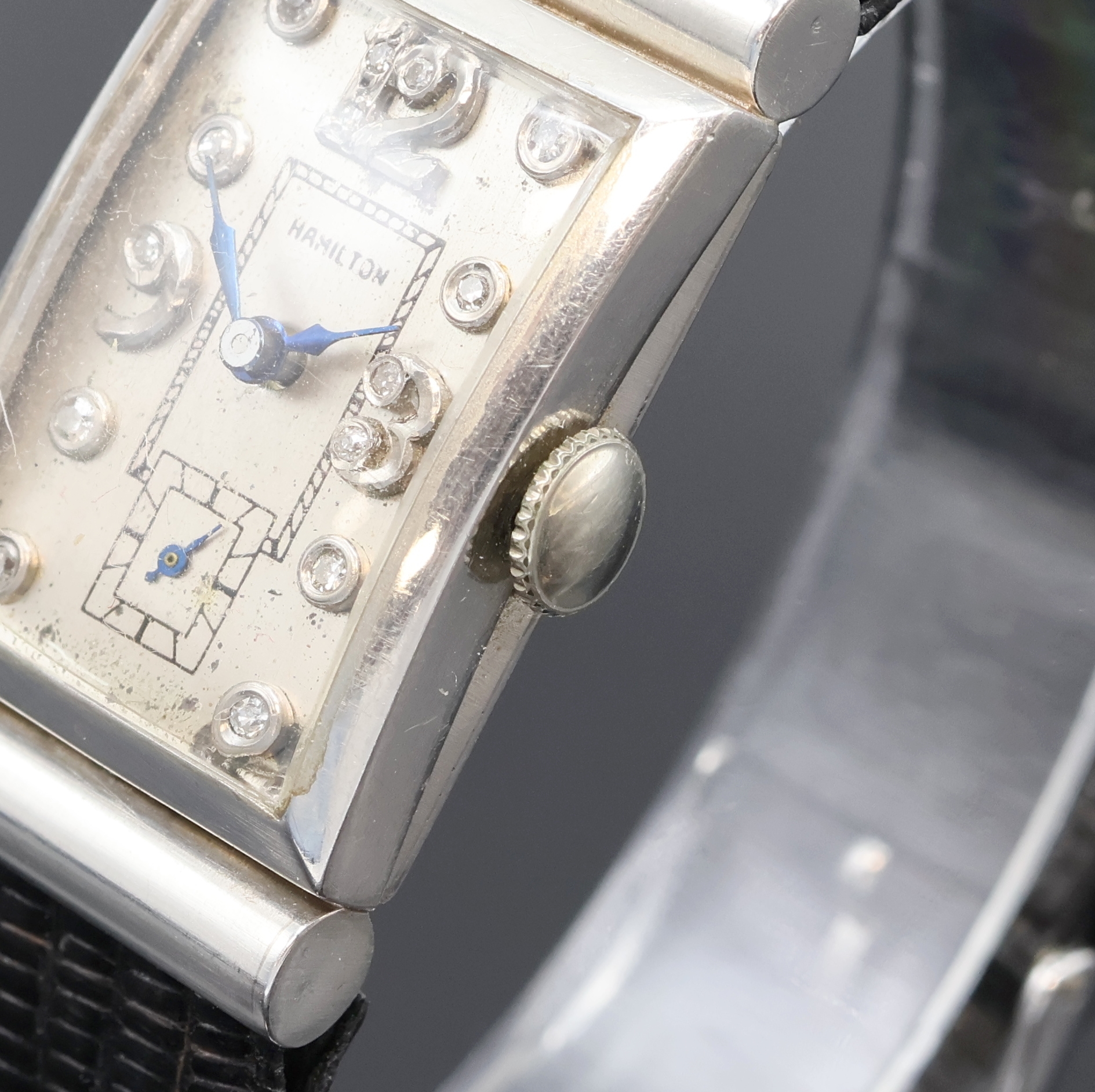 Detail b: HAMILTON Armbanduhr in Platin/Iridium, USA um 1940, Handaufzug, Boden aufgedr., silb. Zifferbl. rest./pat., Diamant-Ind., gebl. Zeiger, kl. Sek. b. ...