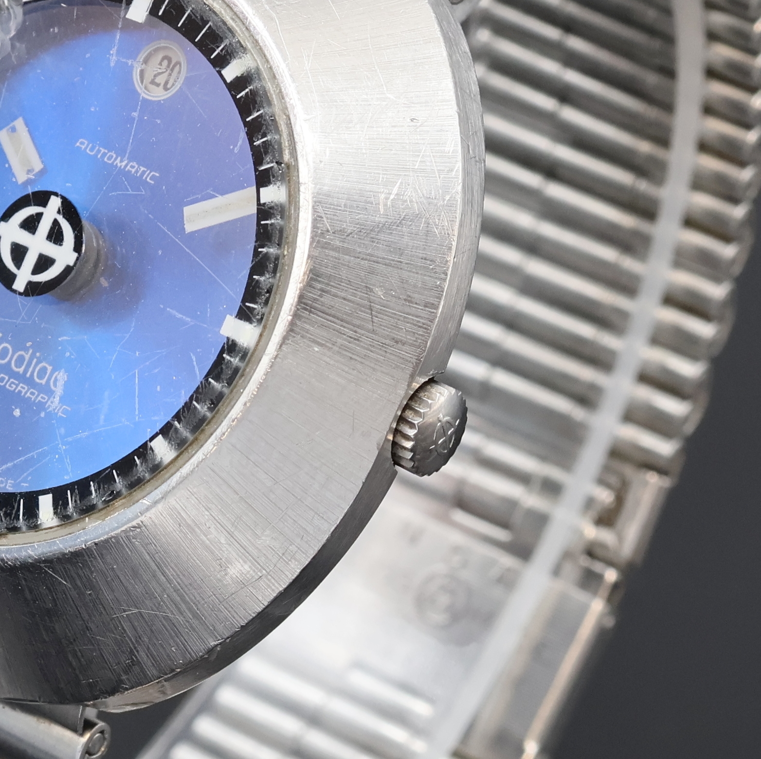 Detail b: ZODIAC Astrographic Herrenarmbanduhr mit mysteriöser Anzeige in Stahl, Schweiz um 1970, Automatik, Boden geschr., Zodiac NSA Stahlband, blaues ...