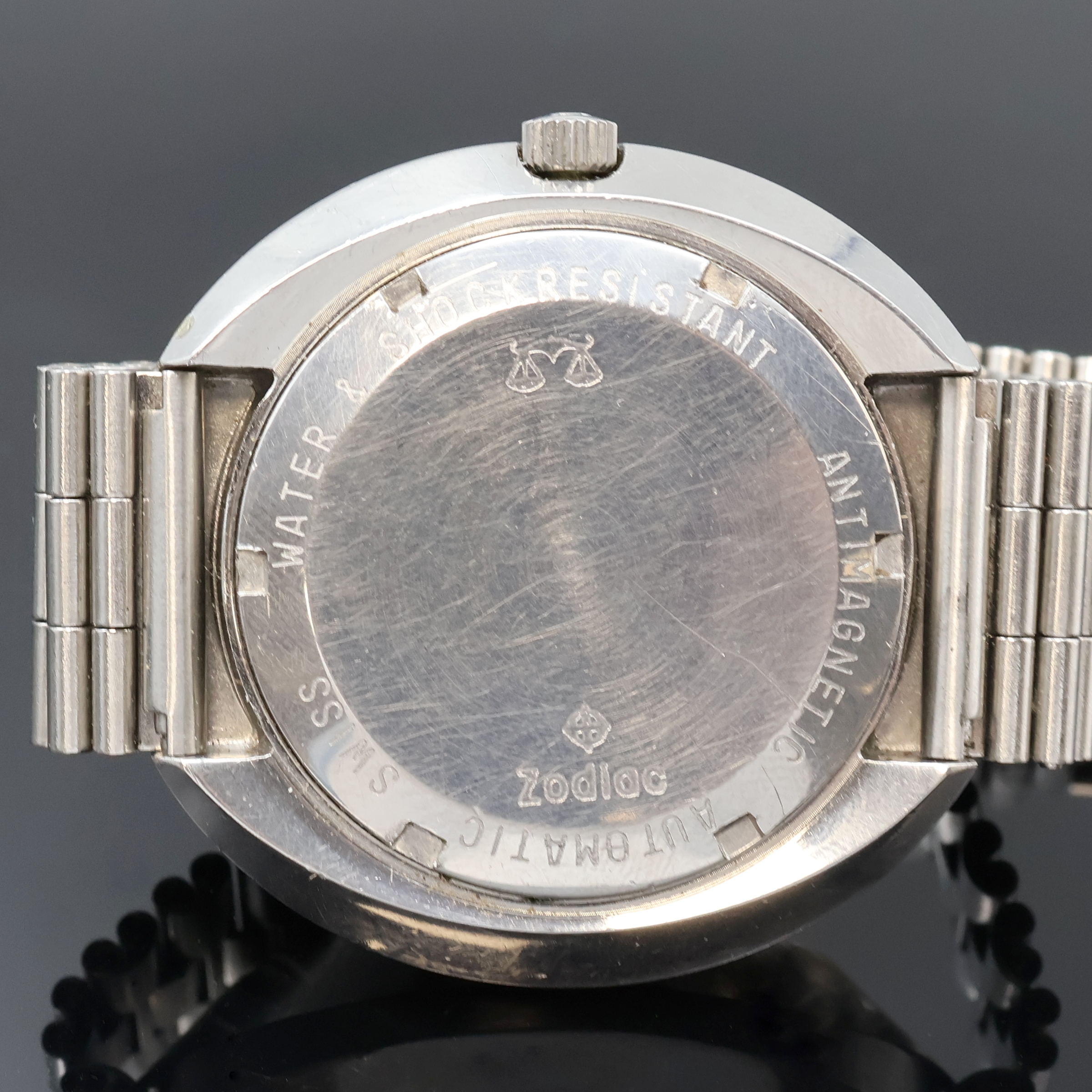 Detail d: ZODIAC Astrographic Herrenarmbanduhr mit mysteriöser Anzeige in Stahl, Schweiz um 1970, Automatik, Boden geschr., Zodiac NSA Stahlband, blaues ...