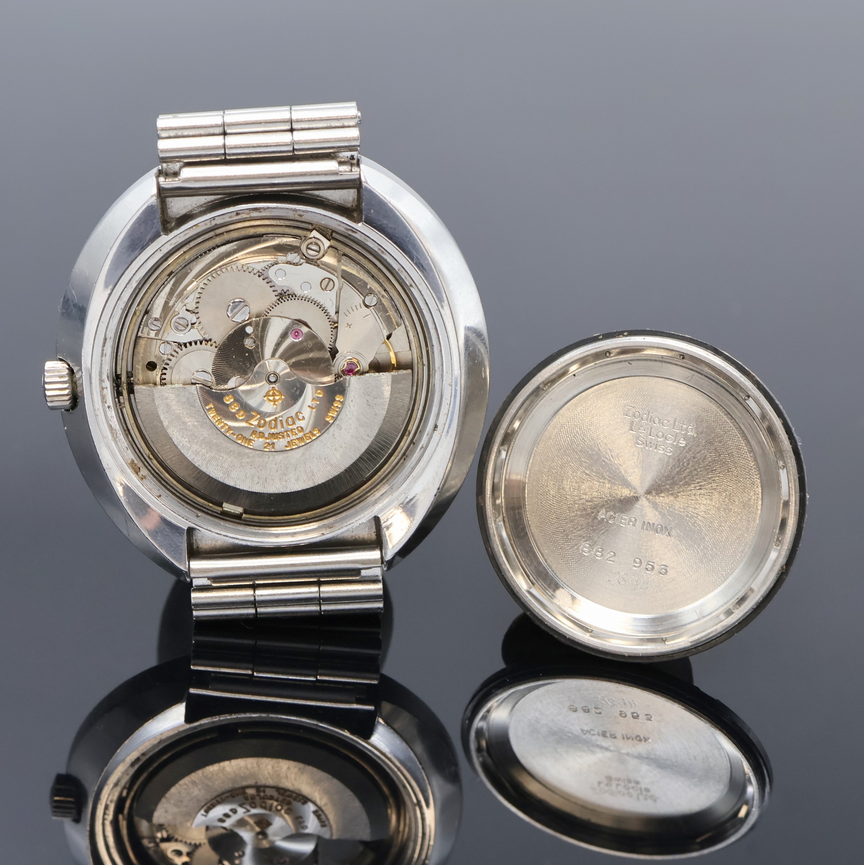 Detail e: ZODIAC Astrographic Herrenarmbanduhr mit mysteriöser Anzeige in Stahl, Schweiz um 1970, Automatik, Boden geschr., Zodiac NSA Stahlband, blaues ...