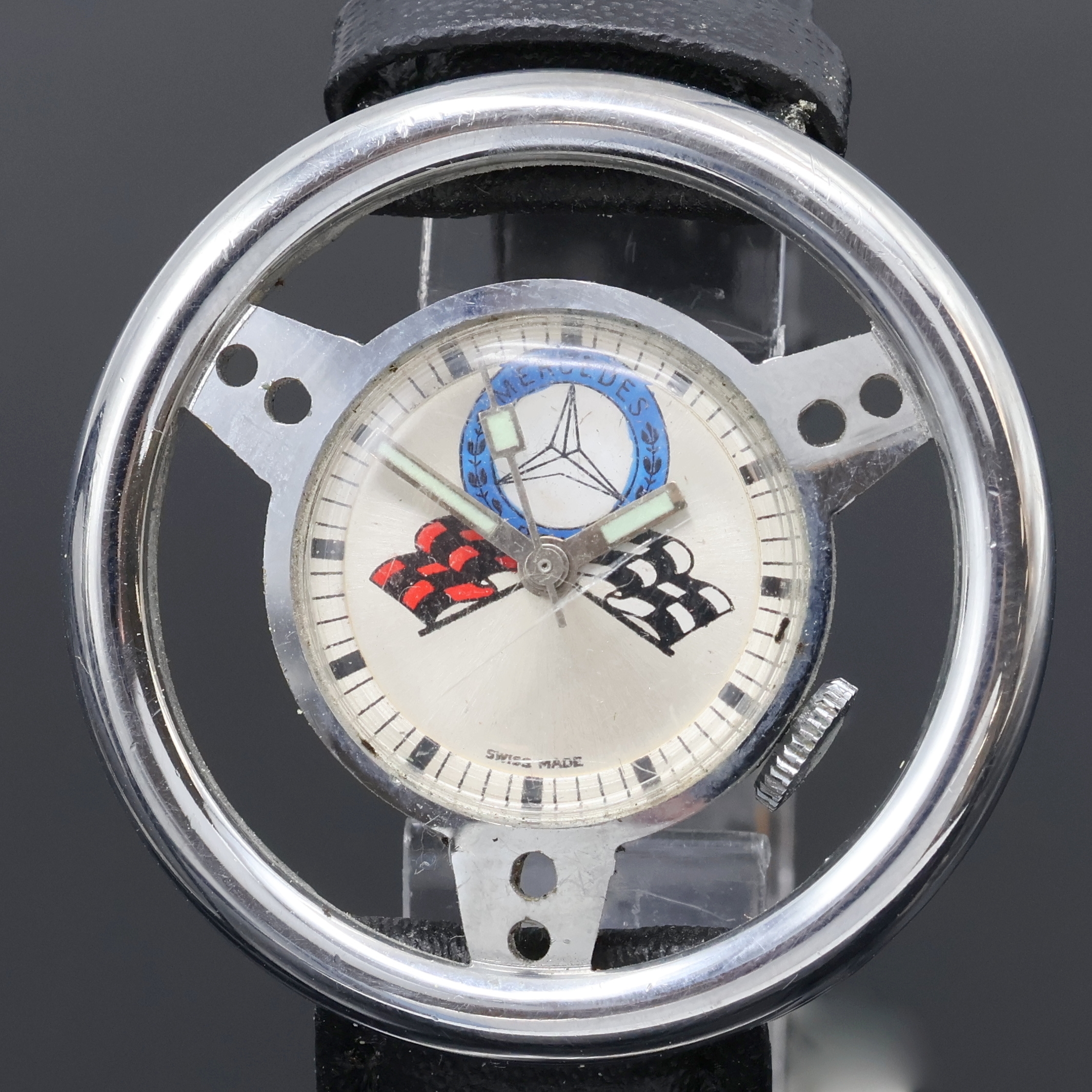 Detail b: 2 Armbanduhren in Form eines Lenkrades, Schweiz 1960er Jahre, Handaufzug, verchromte stilisierte Gehäuse, silb. Zifferbl. bezeichnet Mercedes Benz ...