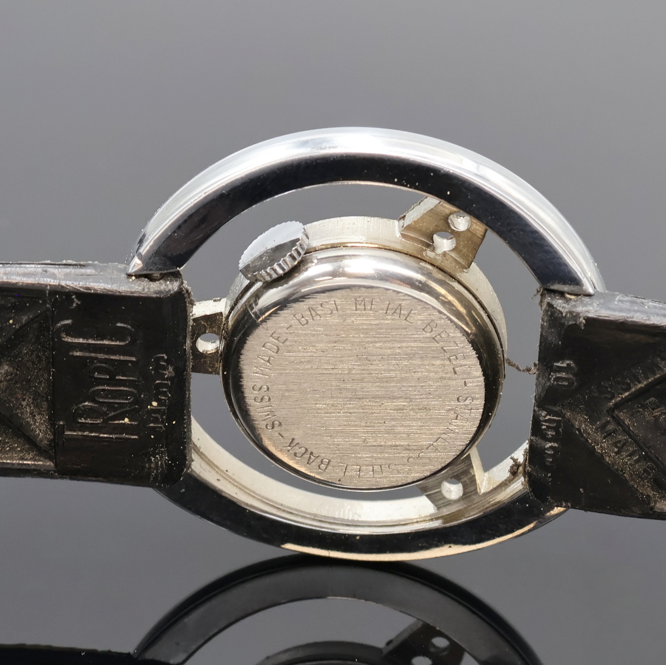 Detail c: 2 Armbanduhren in Form eines Lenkrades, Schweiz 1960er Jahre, Handaufzug, verchromte stilisierte Gehäuse, silb. Zifferbl. bezeichnet Mercedes Benz ...