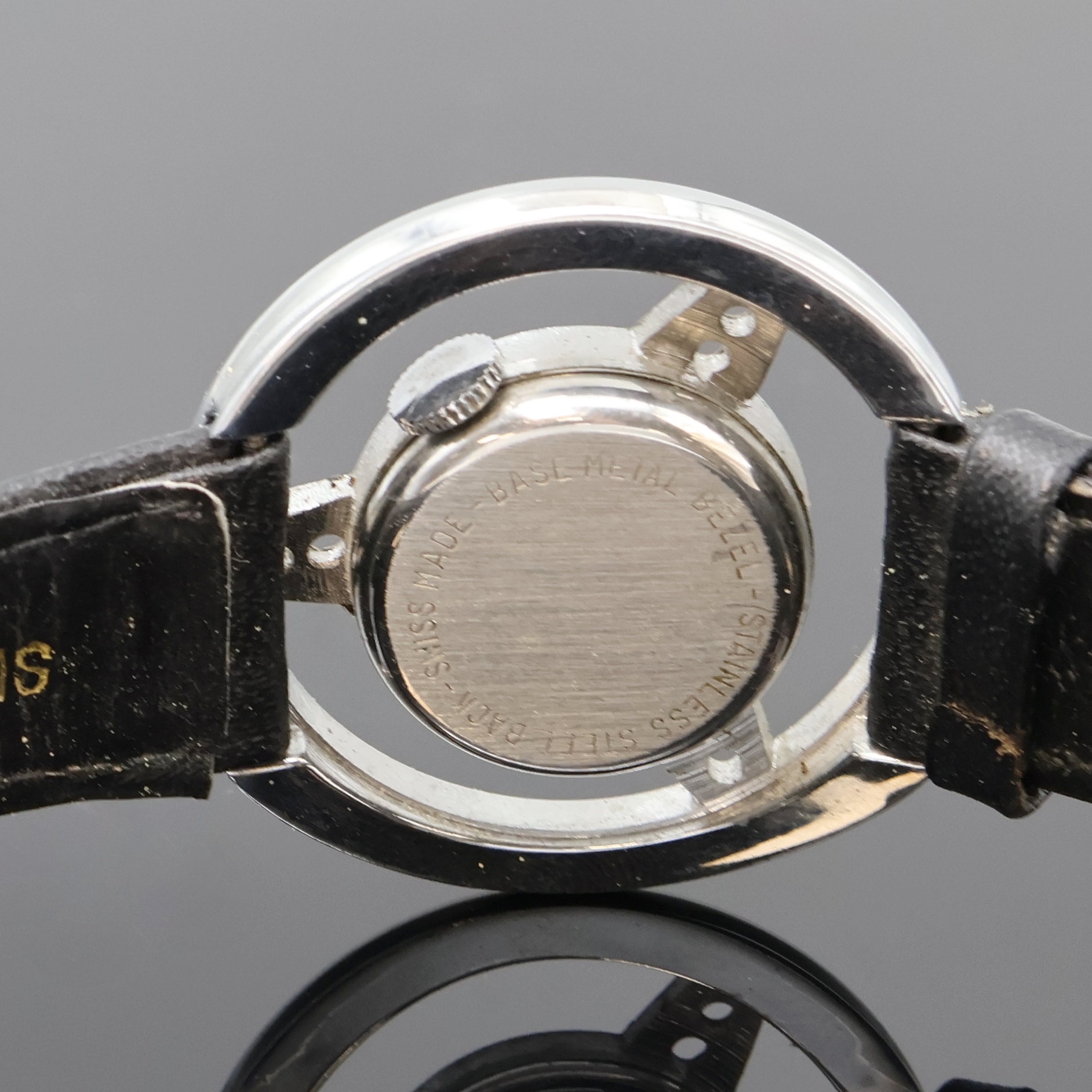 Detail d: 2 Armbanduhren in Form eines Lenkrades, Schweiz 1960er Jahre, Handaufzug, verchromte stilisierte Gehäuse, silb. Zifferbl. bezeichnet Mercedes Benz ...