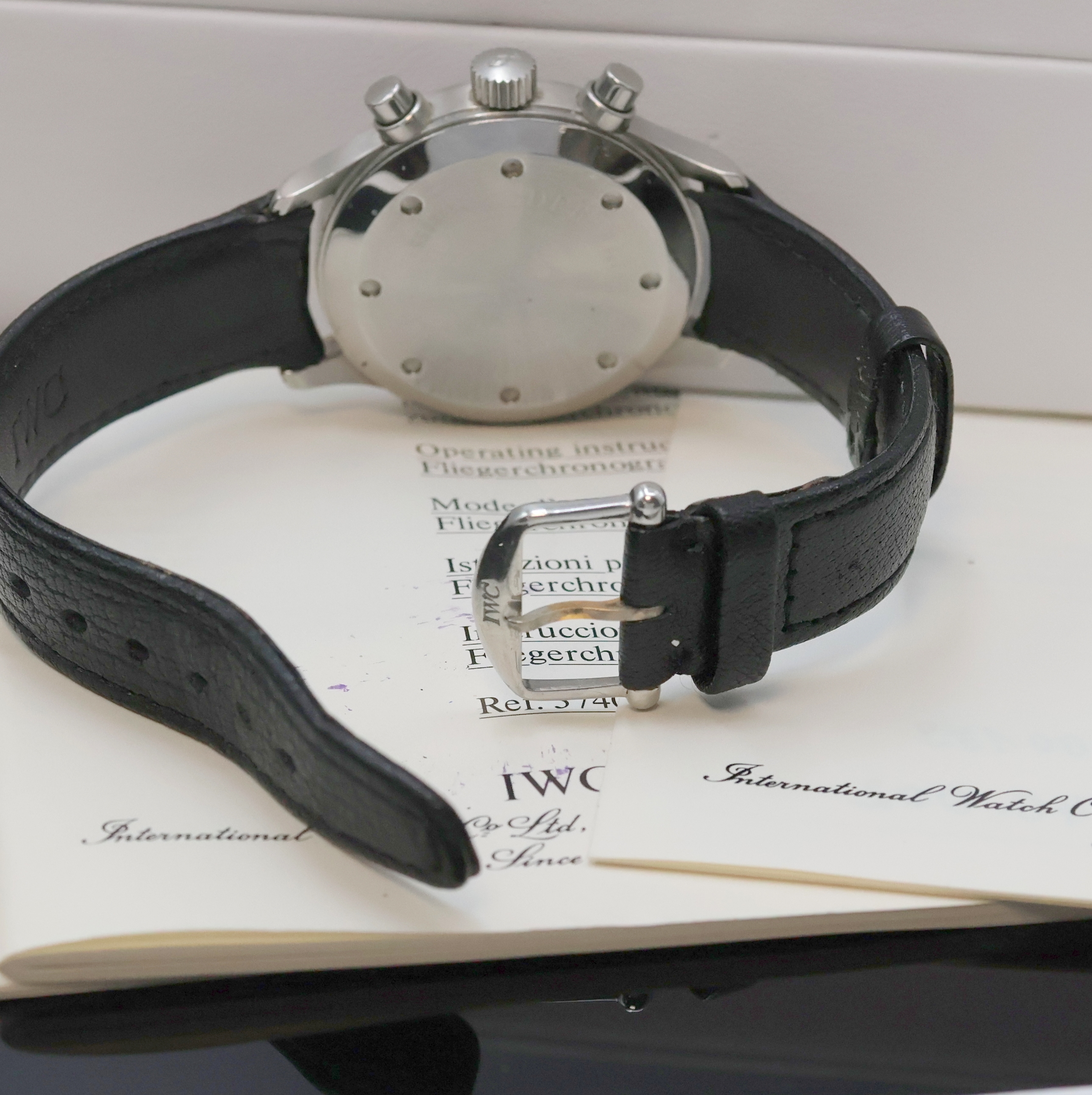 Detail b: IWC Herrenarmbanduhr "Der Fliegerchronograph" Referenz 3740, Edelstahlgeh. inkl. orig. Lederband m. orig. Dornschl., Boden und Krone ...