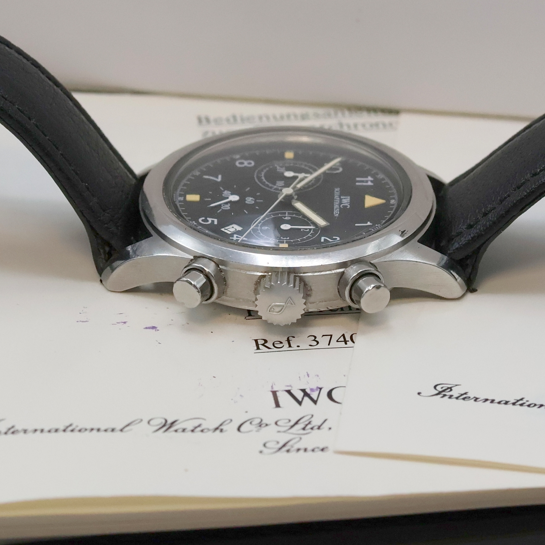 Detail c: IWC Herrenarmbanduhr "Der Fliegerchronograph" Referenz 3740, Edelstahlgeh. inkl. orig. Lederband m. orig. Dornschl., Boden und Krone ...