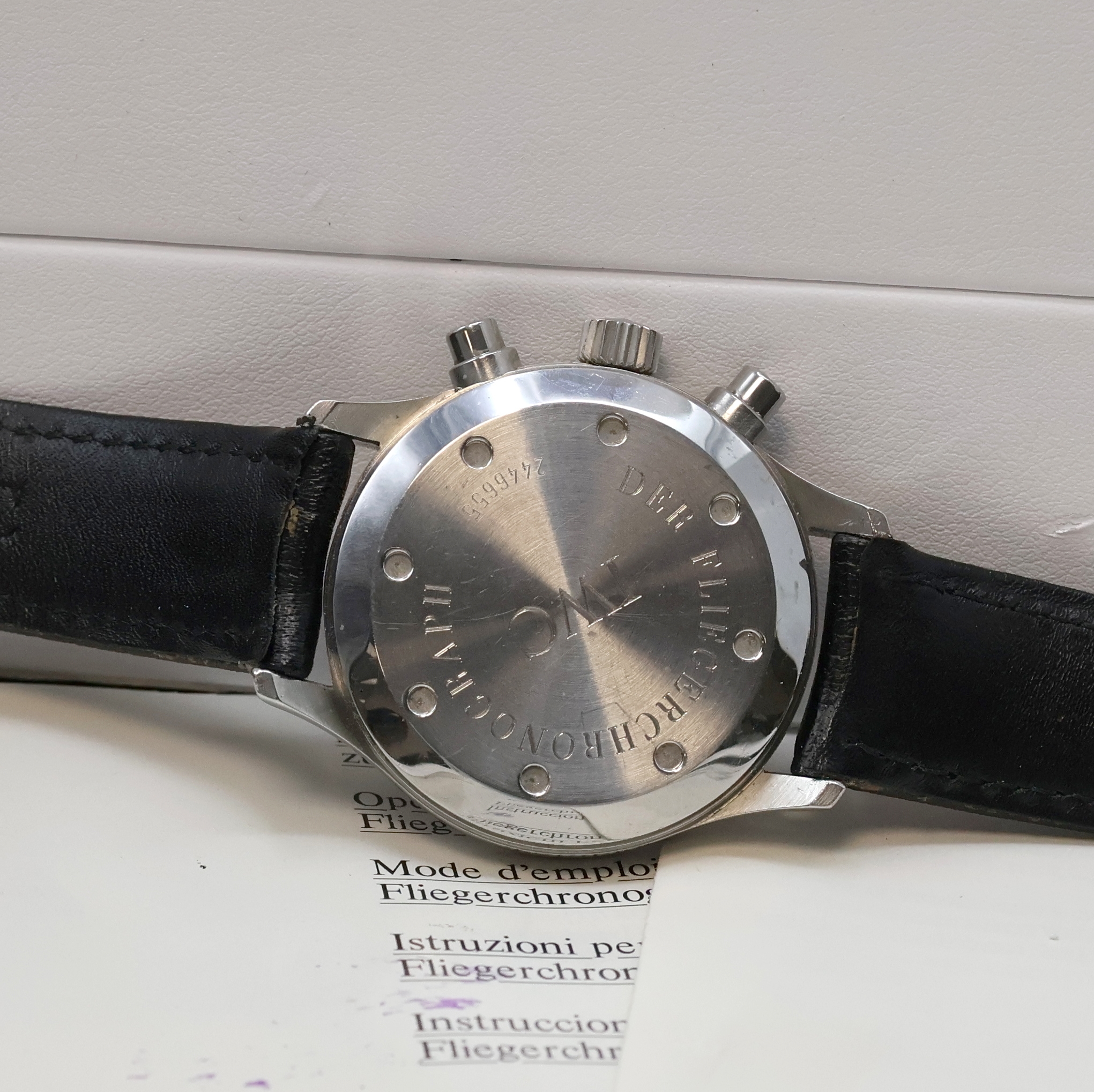 Detail d: IWC Herrenarmbanduhr "Der Fliegerchronograph" Referenz 3740, Edelstahlgeh. inkl. orig. Lederband m. orig. Dornschl., Boden und Krone ...