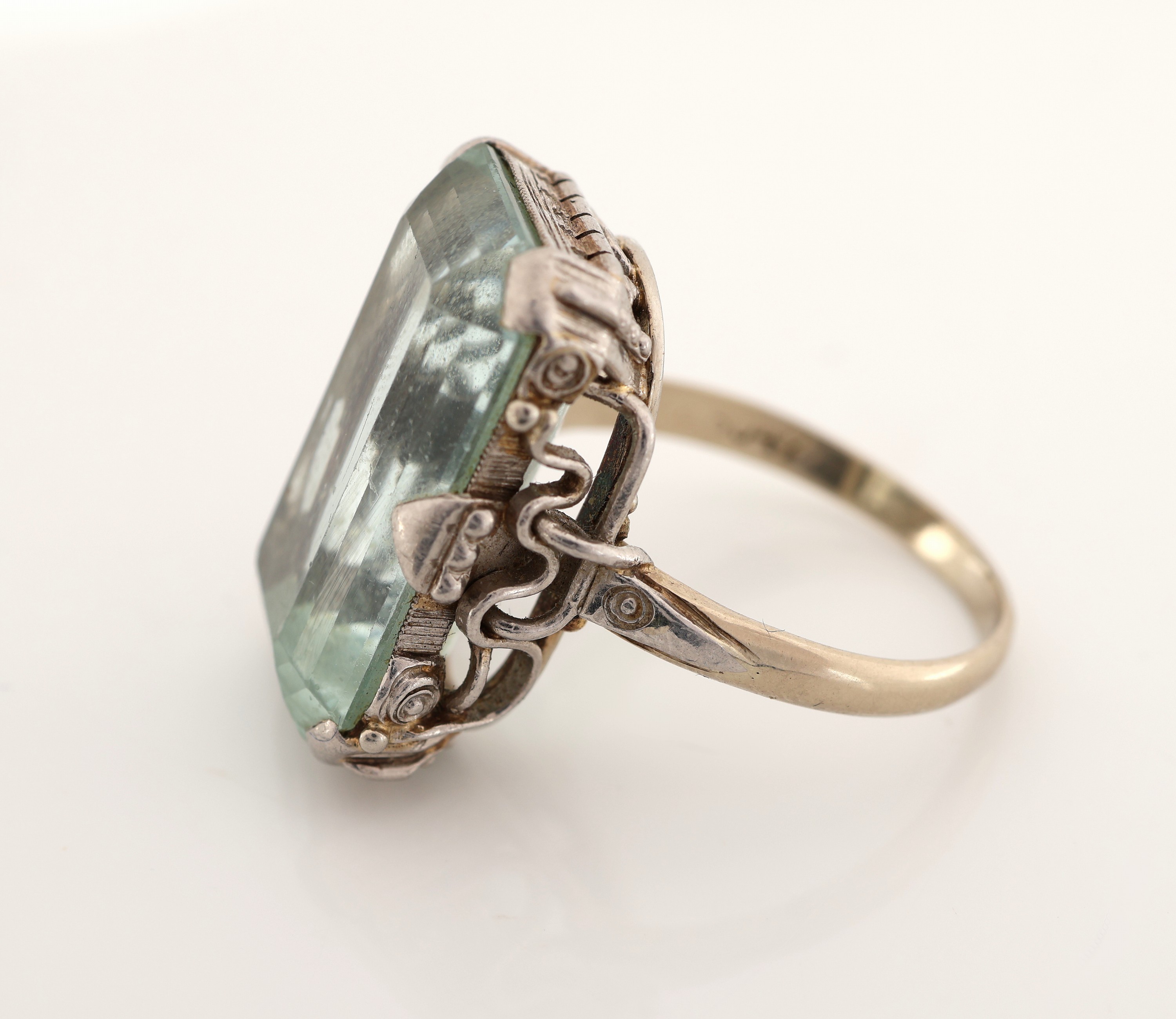 Detail a: 14 kt Gold Aquamarin-Ring, 1940er-50er Jahre, WG 585/000 gepr., Aquamarin im Treppenschliff ca. 17.00 ct, abstrakte Unterkaderung, RW 59, ca. 10.5 g
